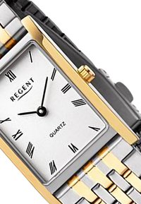 Montre en quartz rectangulaire avec un cadran argenté, des accents dorés, des chiffres romains noirs, et un bracelet en métal bicolore argent et or.