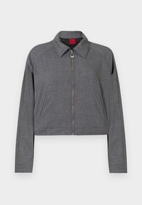 Γκρι μακρυμάνικο μπουφάν με γιακά, εμπρόσθιο φερμουάρ με κυκλικό τράβηγμα και πλαϊνές τσέπες, απλωμένο σε λευκό φόντο.