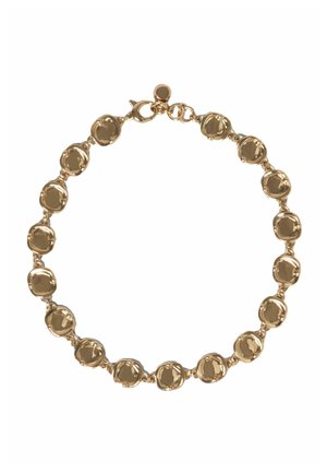 Pulsera de oro con eslabones cuadrados redondeados unidos por pequeños anillos y cierre de langosta sobre un fondo blanco.