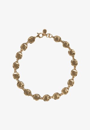 Pulsera de oro con eslabones cuadrados redondeados unidos por pequeños anillos y cierre de langosta sobre un fondo blanco.