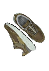 Heren sport sneakers in bruine suede en mesh, met een witte rubberen zool, grijze veters en minimalistische ontwerpelementen.