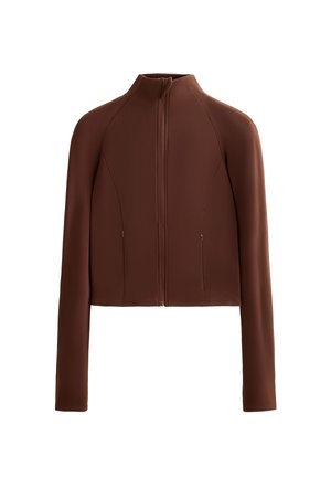 Veste marron, courte, en matériau lisse, avec un col montant et des manches longues. Les poches avant zippées ajoutent de la fonctionnalité.