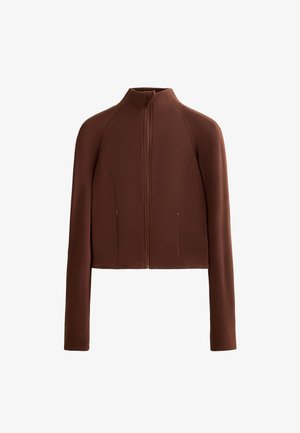 Bruine, cropped jas van soepel materiaal, met een hoge kraag en lange mouwen. Ritszakken aan de voorkant zorgen voor functionaliteit.