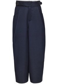 Pantalon taille haute bleu marine avec plis, passants de ceinture et design ajusté. Fabriqué en tissu lisse avec des poches latérales et une coupe décontractée.