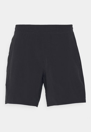 Mustat shortsit, jotka on valmistettu kevyestä kankaasta; niissä on joustava vyötärö ja sivutaskut; polvipituiset ja sileäpintaiset.