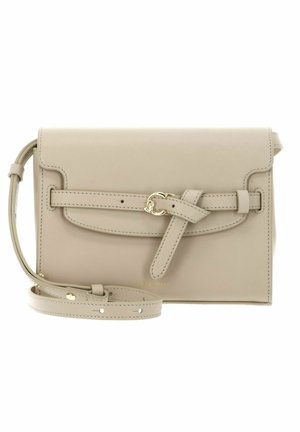 Sac bandoulière en cuir beige avec rabat avant, détail de ceinture décorative, boucle dorée et bandoulière réglable.