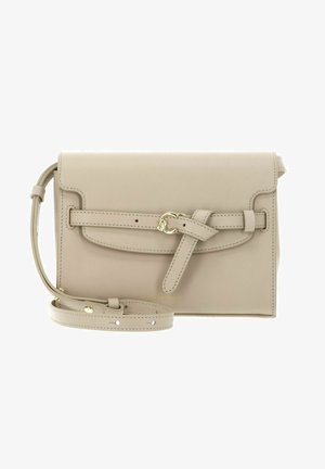 Sac bandoulière en cuir beige avec rabat avant, détail de ceinture décorative, boucle dorée et bandoulière réglable.