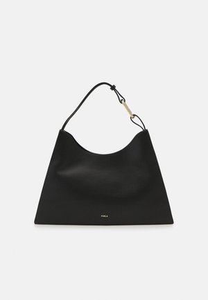 Sac à épaule en cuir noir avec une silhouette incurvée, doté d'une base plate et d'une bandoulière amovible. Détail du logo doré à l'avant.