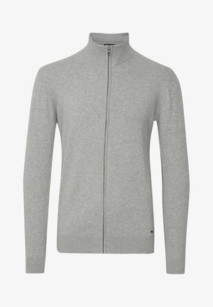 Suéter gris con cremallera confeccionado en material de punto. Presenta un cuello alto, mangas largas y un sutil logo en la parte inferior izquierda.