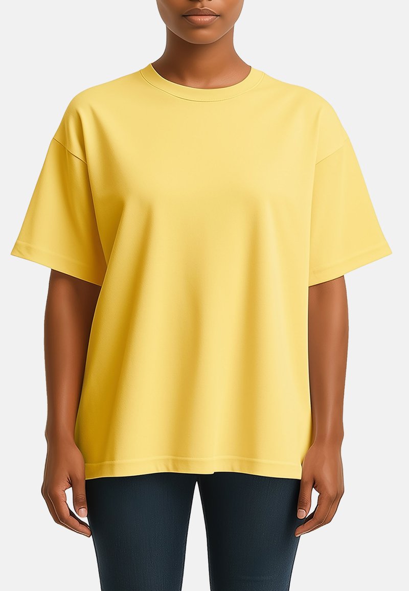 T-shirt giallo oversize realizzato in tessuto liscio e leggero. Presenta maniche corte e un collo rotondo, con una vestibilità rilassata e ampia.
