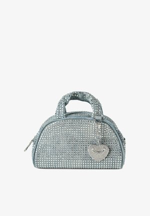 Piccola borsa a mano argento con texture a rete scintillante, doppi manici, chiusura con cerniera e un charm argento a forma di cuore con la scritta "Juicy Couture."
