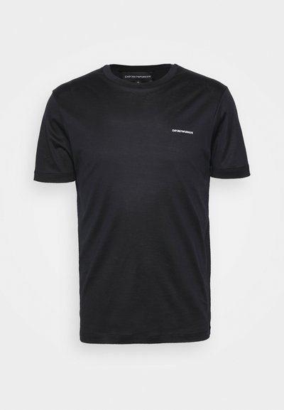 T-shirt de algodão preto com mangas curtas e decote redondo. Possui um pequeno logótipo branco no peito, textura suave e um corte clássico.