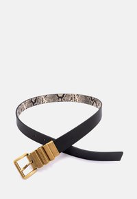 Schwarzer Leder Gürtel mit einer goldenen Schnalle und einem Schlangenleder-innenfutter, das eine glatte Textur und ein elegantes, minimalistisches Design aufweist.