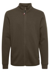 Temno zelen zip-up flis jakna z visokim ovratnikom, dolgimi rokavi in rebrastimi manšeti. Ima majhen logotip na levem rokavu in zanko za zadrgo.