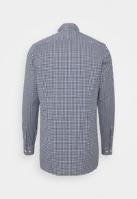 Camisa de manga larga en un patrón de cuadros en navy y blanco, con cuello abotonado y puños, confeccionada en una suave mezcla de algodón.