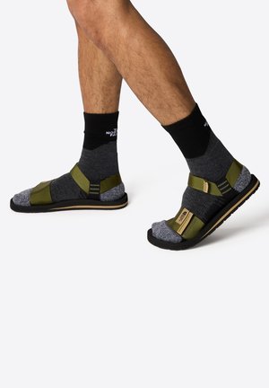 The North Face SKEENA - Sandalias de senderismo - forest olive tnf black