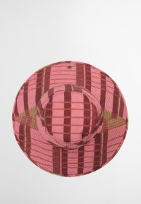 Chapéu de balde de aba larga em rosa com um padrão xadrez em vermelho escuro e detalhes em verde. Feito de tecido texturizado com uma alça central.