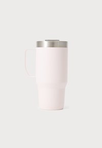 Ροζ ταξιδιωτικό κούπα από ανοξείδωτο χάλυβα με κωνικό σώμα, λαβή στη μία πλευρά και ασημένιο καπάκι με μηχανισμό ολίσθησης.