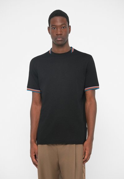Zwarte T-shirt met korte mouwen, voorzien van kleurrijke gestreepte accenten bij de kraag en mouwen, gemaakt van een soepele stof. Casual design.