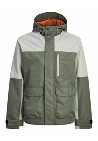 Grøn og grå vandtæt jakke med orange foring, justerbar hætte, frontlomme med lynlås og to frontlommer med flap.