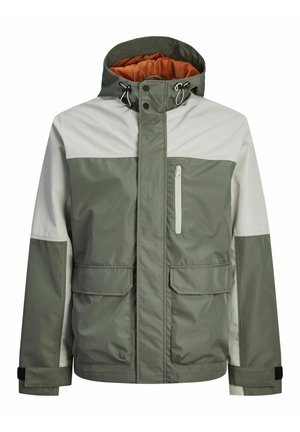 Chaqueta impermeable verde y gris con forro naranja, capucha ajustable, bolsillo con cremallera en la parte delantera y dos bolsillos frontales con solapa.