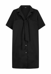 Abito shirt nero realizzato in tessuto morbido, dotato di colletto, dettaglio con fiocco al collo, maniche corte e due tasche frontali con bottoni.