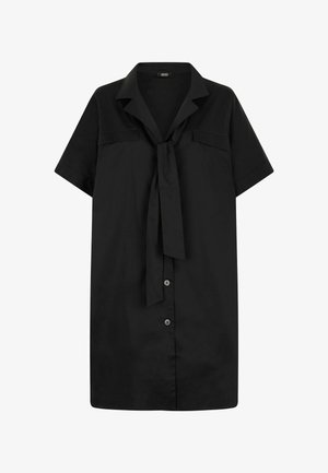 Abito shirt nero realizzato in tessuto morbido, dotato di colletto, dettaglio con fiocco al collo, maniche corte e due tasche frontali con bottoni.