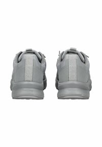 Graue Sportschuhe verfügen über ein strukturiertes Obermaterial und eine glatte Sohle, mit einer verstärkten Ferse und einer Zuglasche für ein einfaches Anziehen.