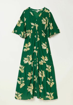 Grünes Midikleid mit beigem Blumenmuster, V-Ausschnitt, Knopfleiste vorne und halblangen, flatternden Ärmeln, flach auf weißem Hintergrund liegend.