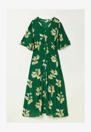 Groene midi-jurk met beige bloemenpatroon, V-hals, knoopsluiting aan de voorkant en halflange wapperende mouwen, platliggend op een witte achtergrond.