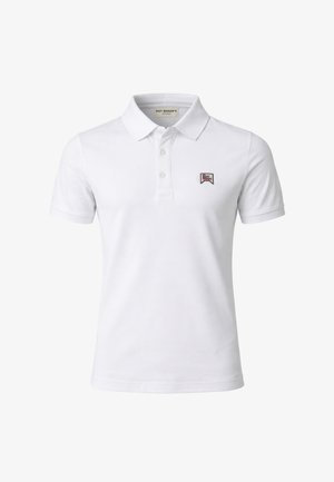 Polo bianca a maniche corte con tre bottoni, colletto e una piccola toppa rettangolare con il logo sul petto a sinistra.