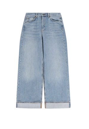 Jean large bleu clair à taille haute, longueur cropped, ourlet brut et design classique à cinq poches en tissu denim.