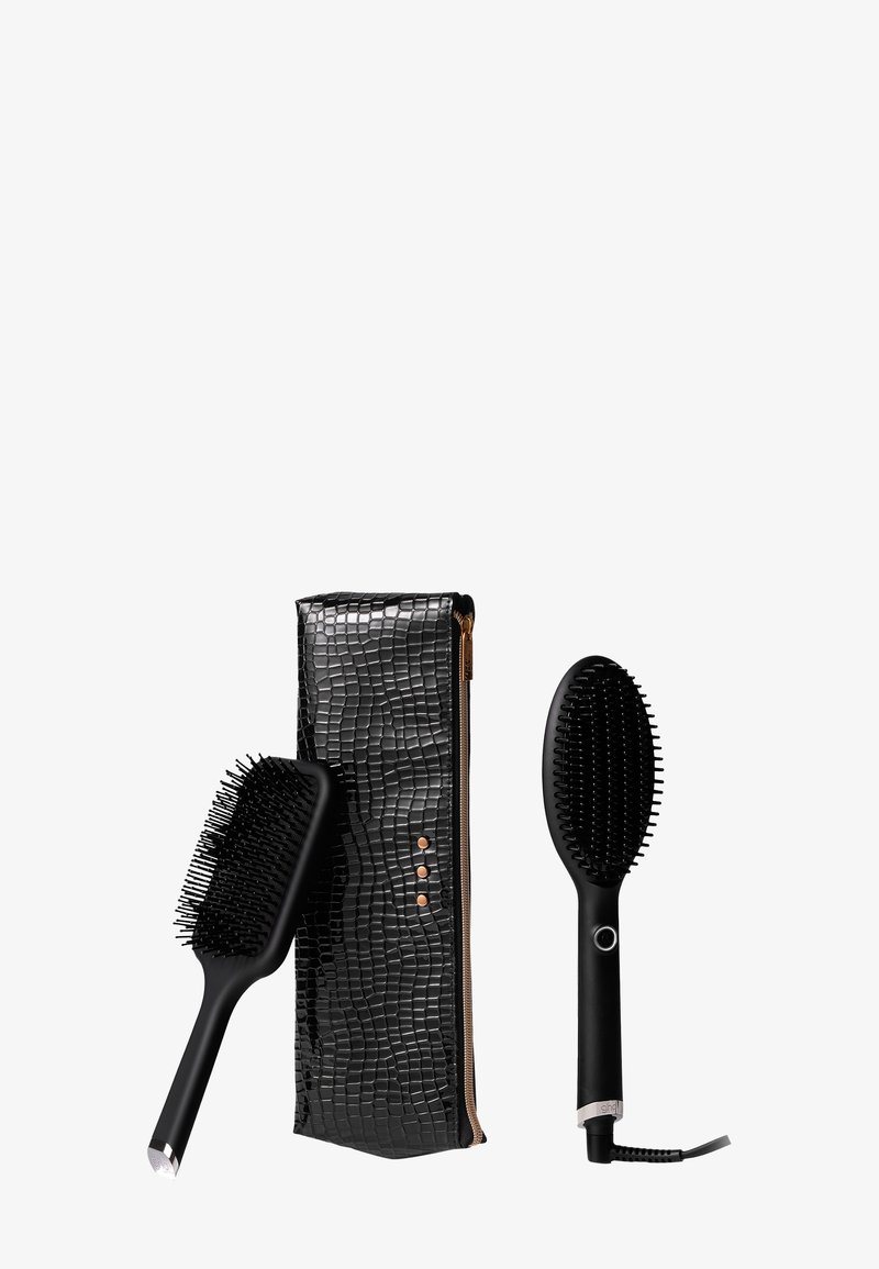 Twee zwarte haarborstels met plastic tanden, één in paddle-stijl en één ovaal, naast een zwarte, gestructureerde zippered tas met gouden accenten.