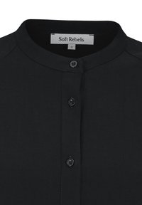 Černá košile na knoflíky s páskovým límcem, hladkou texturou a jemným leskem. Disponuje předními knoflíky a štítkem označeným "Soft Rebels", velikost S.
