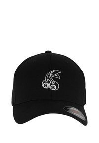 Čierny baseballový klobúk s bielou vyšitou potlačou dvoch čerešní s listom a číslom 8 pod nimi. Hladká tkanina, tvarovaná silueta.