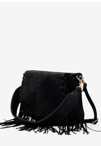 Borsa a tracolla in suede nero con frange; presenta intricate lavorazioni a intaglio, accessori in oro e una tracolla intrecciata. Design rettangolare compatto.