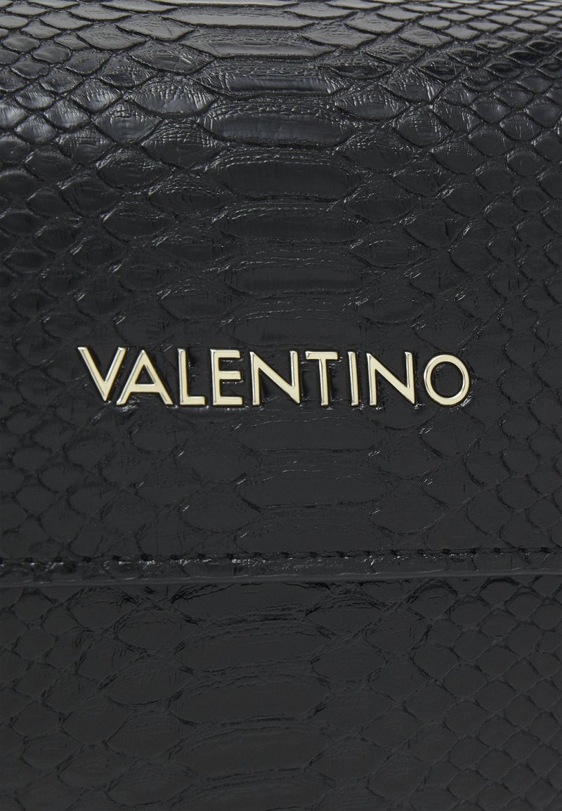 Czarny portfel z ekoskórki pythona, z teksturowaną powierzchnią i złotym logo "Valentino". Prosty design z charakterystycznym wzorem przypominającym skórę gadów.