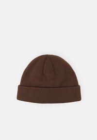 Pruun kootud beanie, millel on volditud äär, tekstureeritud ribakujuline pind ja ümar kroon.