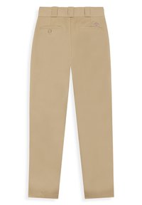Béžové kalhoty rovného střihu s hladkou texturou, vybavené dvěma zadními kapsami a pasem se smyčkami na opasek. Jemné značení na zadní straně.