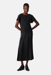 IKKS PLEATED WITH V-NECK - Robe de jour - black