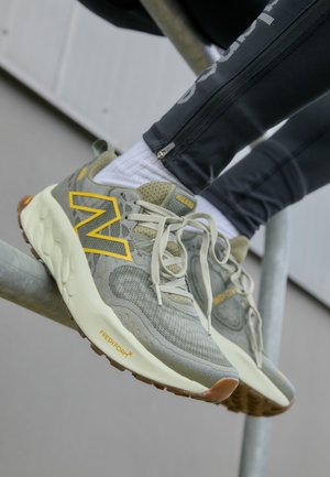 FRESH FOAM X HIERRO V8 - Zapatillas de trail running - dark olivine olivine