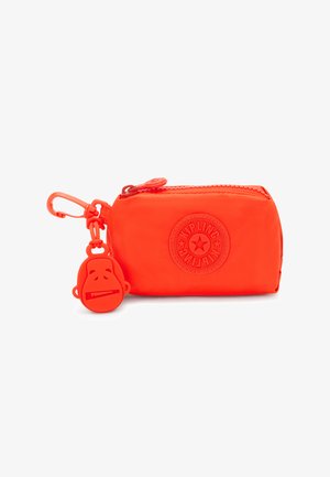 Kleine orangefarbene Reißverschlusstasche aus glattem Material, mit einem erhabenen Logo und einem reißverschlusszieher in Form eines Affen für eine einfache Handhabung.