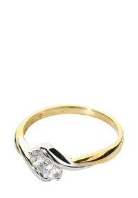 Zelta un sudrabota gredzena ar diviem apaļiem skaidriem akmeņiem. Gluda apdare ar savītu joslu dizainu un pulētu akcentu.