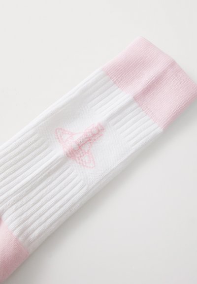 Hvit bomullsokk med rosa ribbestrikket mansjett, med et rosa grafisk design i midten. Teksturen er glatt med vertikal ribbing.