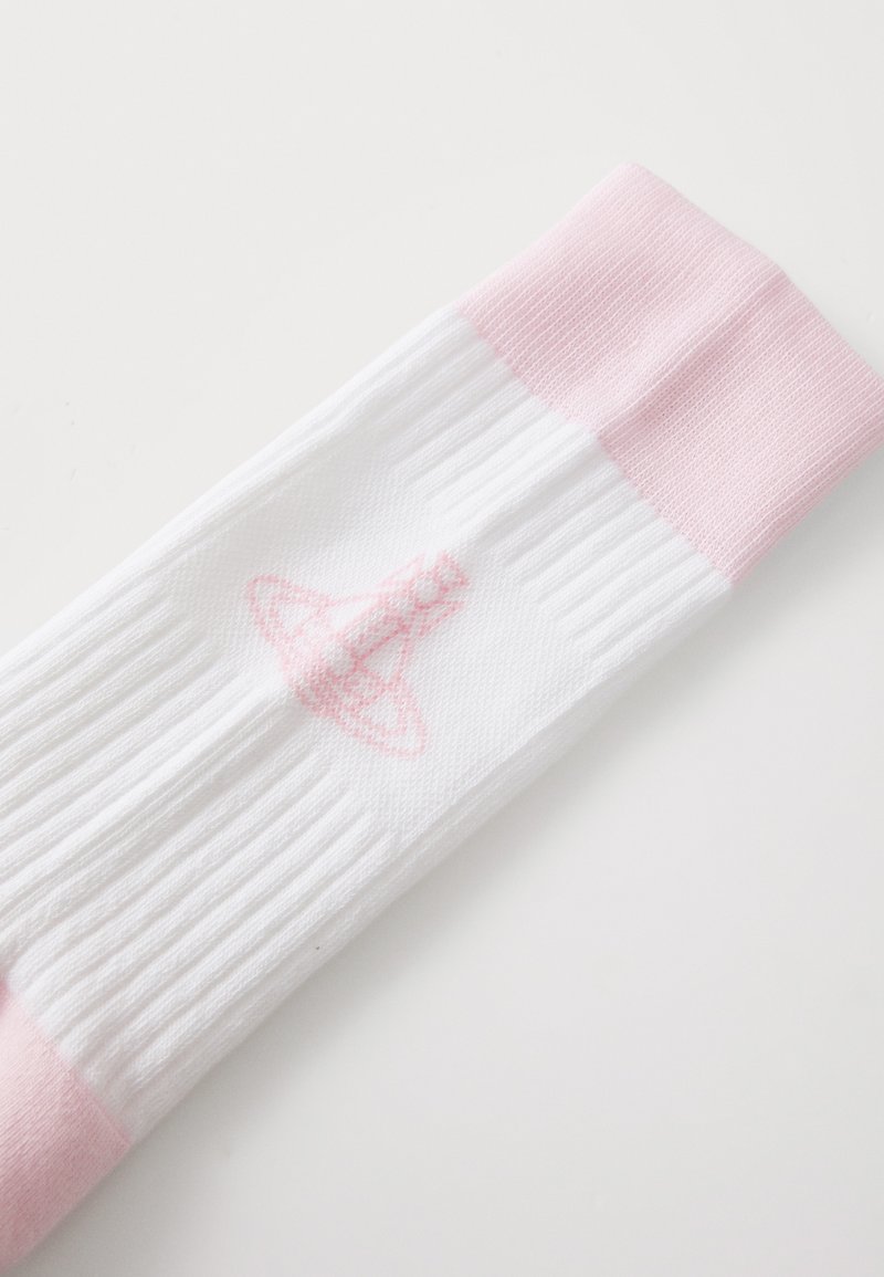 Weiße Baumwollsocke mit pinkem Rippbündchen, versehen mit einem pinken Grafikdesign in der Mitte. Die Textur ist glatt mit vertikalen Rippungen.