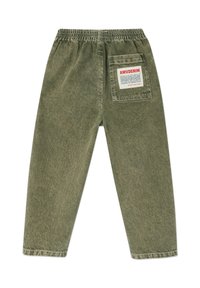 Olivgröna jeansbyxor i denim med elastisk midjeband, avsmalnande ben och bakficka med ett tryckt märke i rött och vitt.