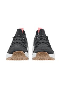 Scarpe sportive nere con superiore in maglia testurizzata, lacci elastici e linguette posteriori rosa. Presentano una suola intermedia bianca e una suola in gomma naturale.