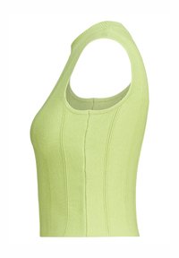 Top sin mangas de color verde con un escote redondo y amplios huecos para los brazos. La tela tiene un acabado texturizado con costuras verticales para un look ajustado.