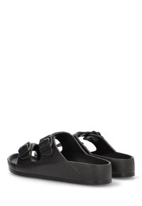 Sandalias negras de goma con dos correas ajustables con hebillas, suela texturizada y diseño de espalda abierta.