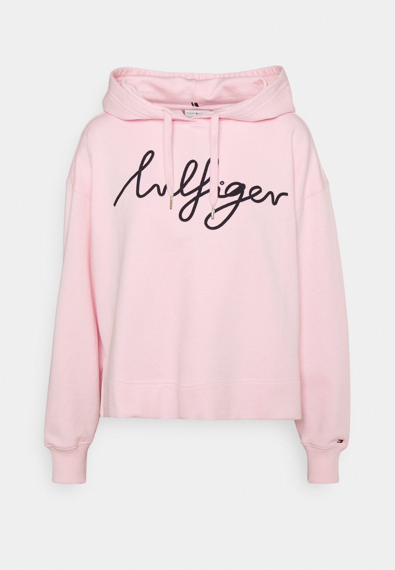Sweat à capuche rose clair avec logo en écriture noire « Hilfiger » sur la poitrine et cordons à la capuche, poignets côtelés, petit logo sur la manche gauche.
